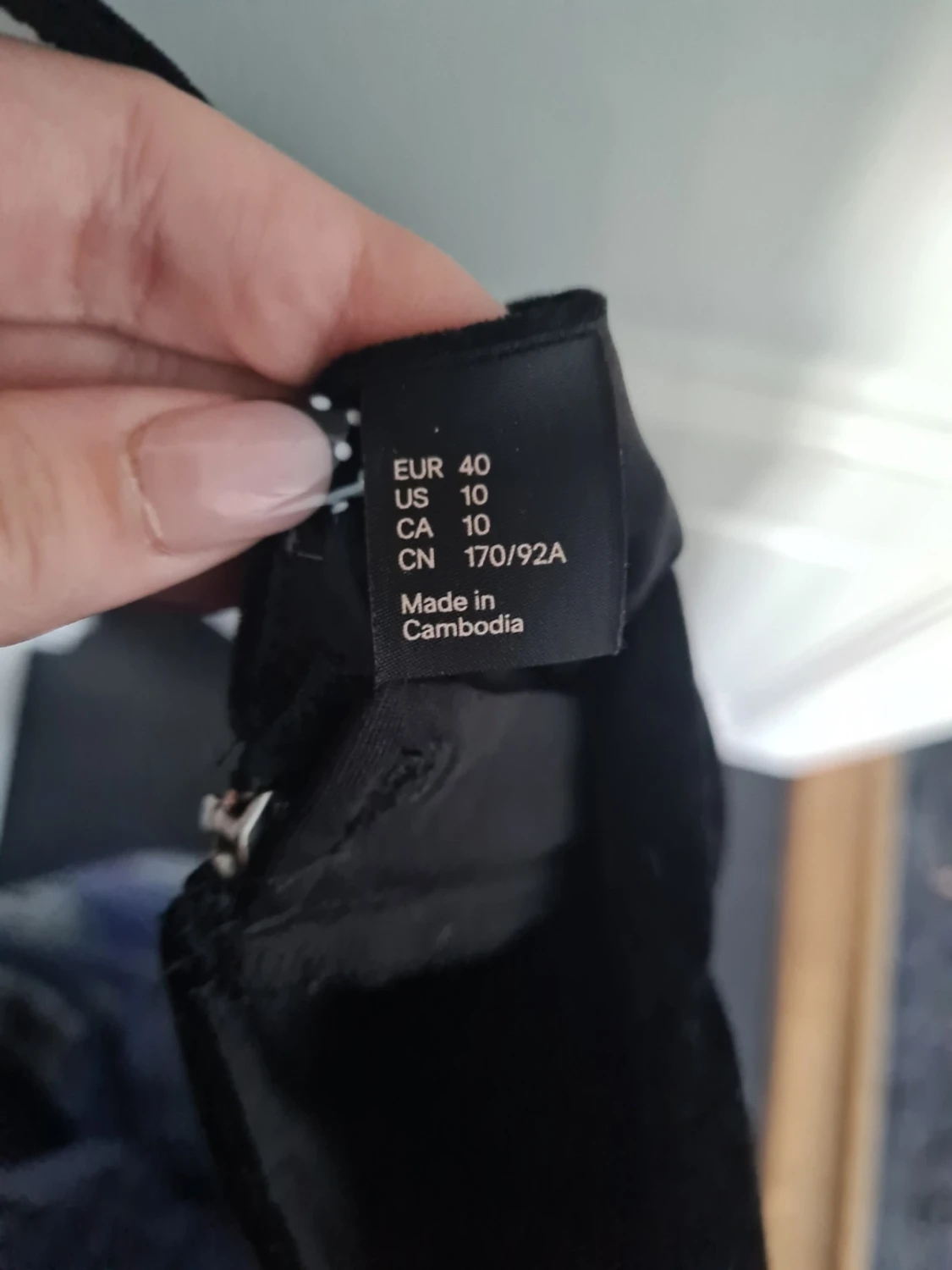 Svart kort klänning med smala axelband - 4