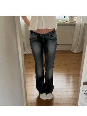Lågmidjade jeans - Beskrivning finns på bild 4!❣️