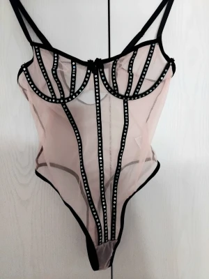 Ny oanvänd body  - Super snygg oanvänd body med justerbara axelband och rygg. Med jätte fint glittrande paljetter 