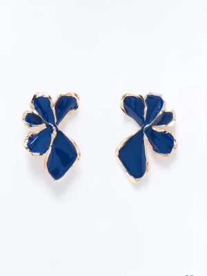 Blå/ guldiga örhängen - Snygga örhängen i abstrakt form med djupblå emalj och guldfärgade kanter. De har en modern, konstnärlig look och är tillverkade i metall med glansig finish. Perfekta för dig som vill sticka ut med accessoarer som känns unika och trendiga. ALDRIG ANVÄNDA ELLER TESTADE. Fick 2 av samma. 