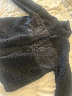 Svart teddyjacka - Säljer denna Cubus teddy jacka har faktiskt aldrig använt den. Sitter bra på mig☺️