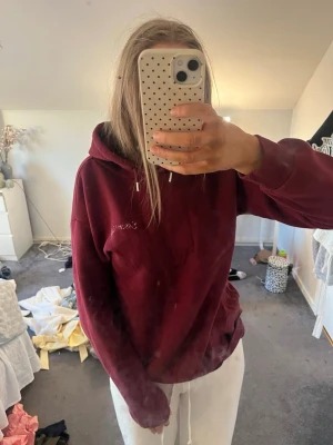Söt vinröd hoodie från Gina💘 - Använd fåtal gånger. Jättesöt hoodie från Gina!💘