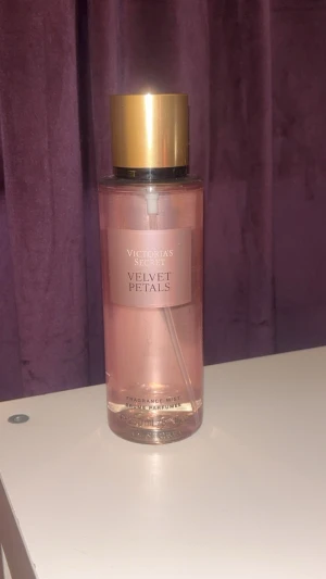Victoria's Secret Velvet Petals Fragrance Mist - Victoria's Secret Velvet Petals Fragrance Mist. Doften beskrivs som Lush Blooms, Almond Glaze, Feminine & Unexpected. Helt ny och oanvänd.