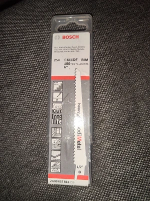 Bosch sågblad S611DF 150mm - Bosch S611DF BIM sågblad för metall, 150 mm långt och 1,25 mm tjockt. Passar till sticksågar och är optimerat för att såga i metall och rör. Förpackningen innehåller 25 blad och är grå med röda detaljer.