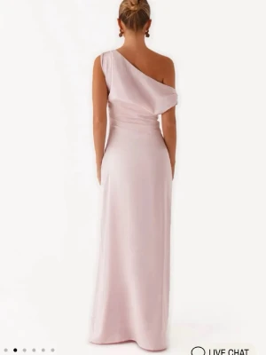 Ljusrosa oneshoulder balklänning från Peppermayo  - Endast testad pris lapp är kvar.❣️