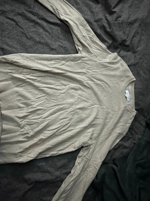 Beige stickad tröja Brown Avenue - Säljer en beige stickad tröja från Brown Avenue. Tröjan har rund halsringning och långa ärmar. Materialet är mjukt och tunt, perfekt för lager på lager. Enkel och stilren design som passar till det mesta. Tröjan är oanvänd, pågrund av fel storlek jag har bara testat den och sen har den legat i garderoben. Den är 95% bomull och 5 % kashmir.