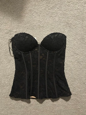 Svart spetskorsett från Zara - Snygg slutsåld korsett-topp från Zara i storlek S, helt ny med prislapp