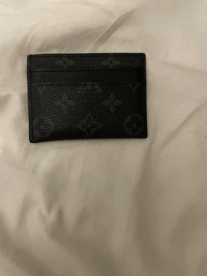 Louis vuitton cardholder - Tja! Säljer min fina cardholder från LV. Köptes för runt 120€ i en outlet i Milano. Skitbra skick. Hör av dig vid minsta fråga eller fundering!