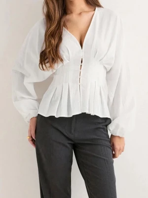 Vit blus - Söt blus från Nelly. Storlek: 34. Helt ny med prislapp/oanvänd. Slutsåld på hemsidan!