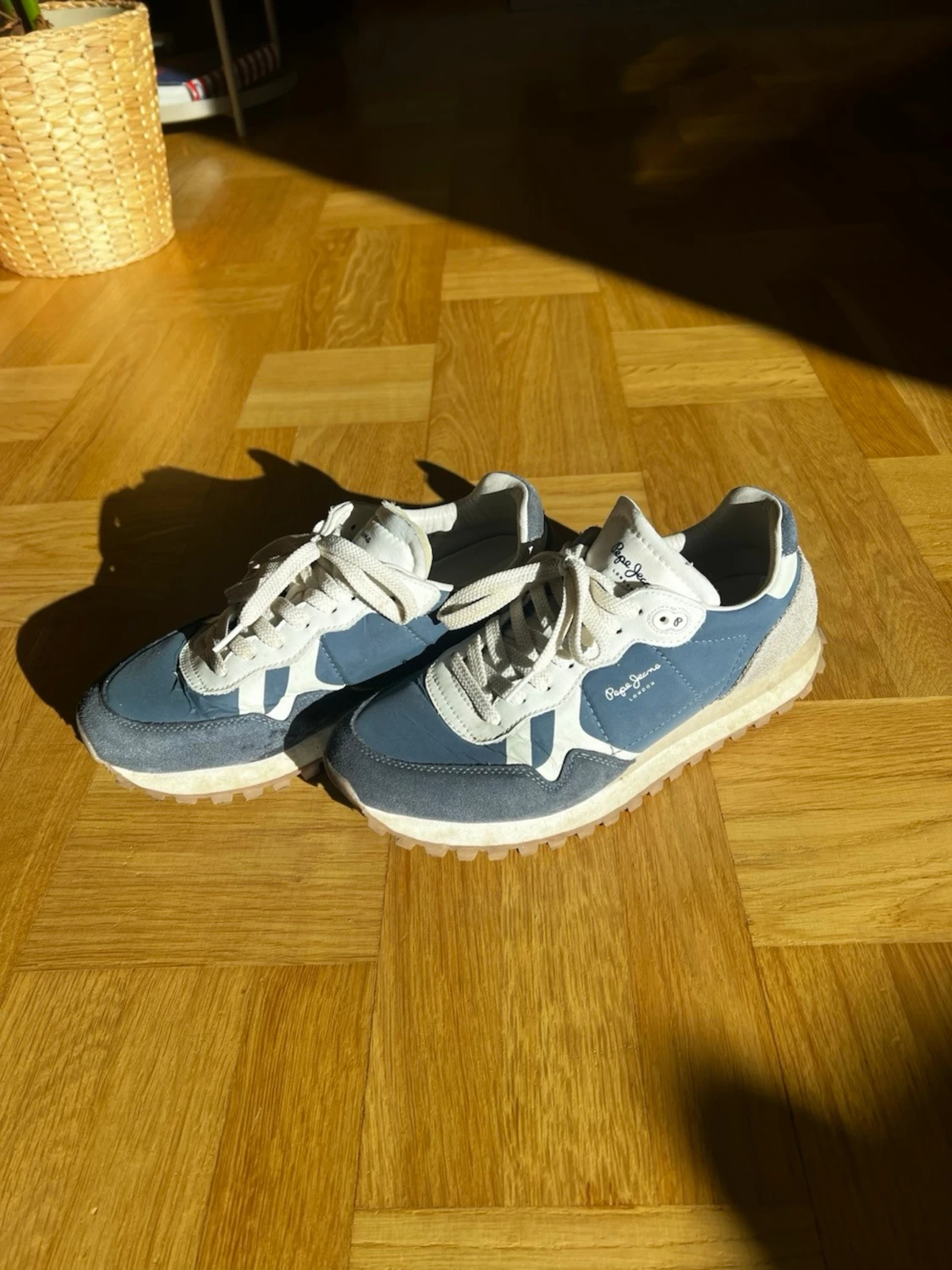 Blå och vita sneakers från Peppe jeans - 1