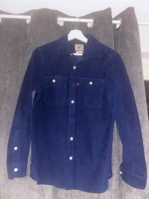 Mörkblå manchester skjorta Levi's - Säljer en mörkblå manchester skjorta från Levi's . Aldrig använd.