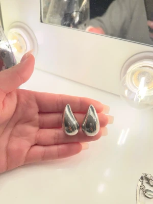 Silvriga droppformade örhängen - Säljer mina ”silvriga” örhängen från Zalando💓