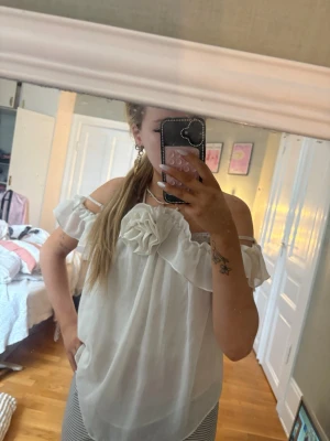 Blus med ros - Snygg blus med en ros i mitten, passar till alla tillfällen, knappt använd 🥰