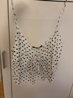 Prickig topp - Topp med knytning från Shein 