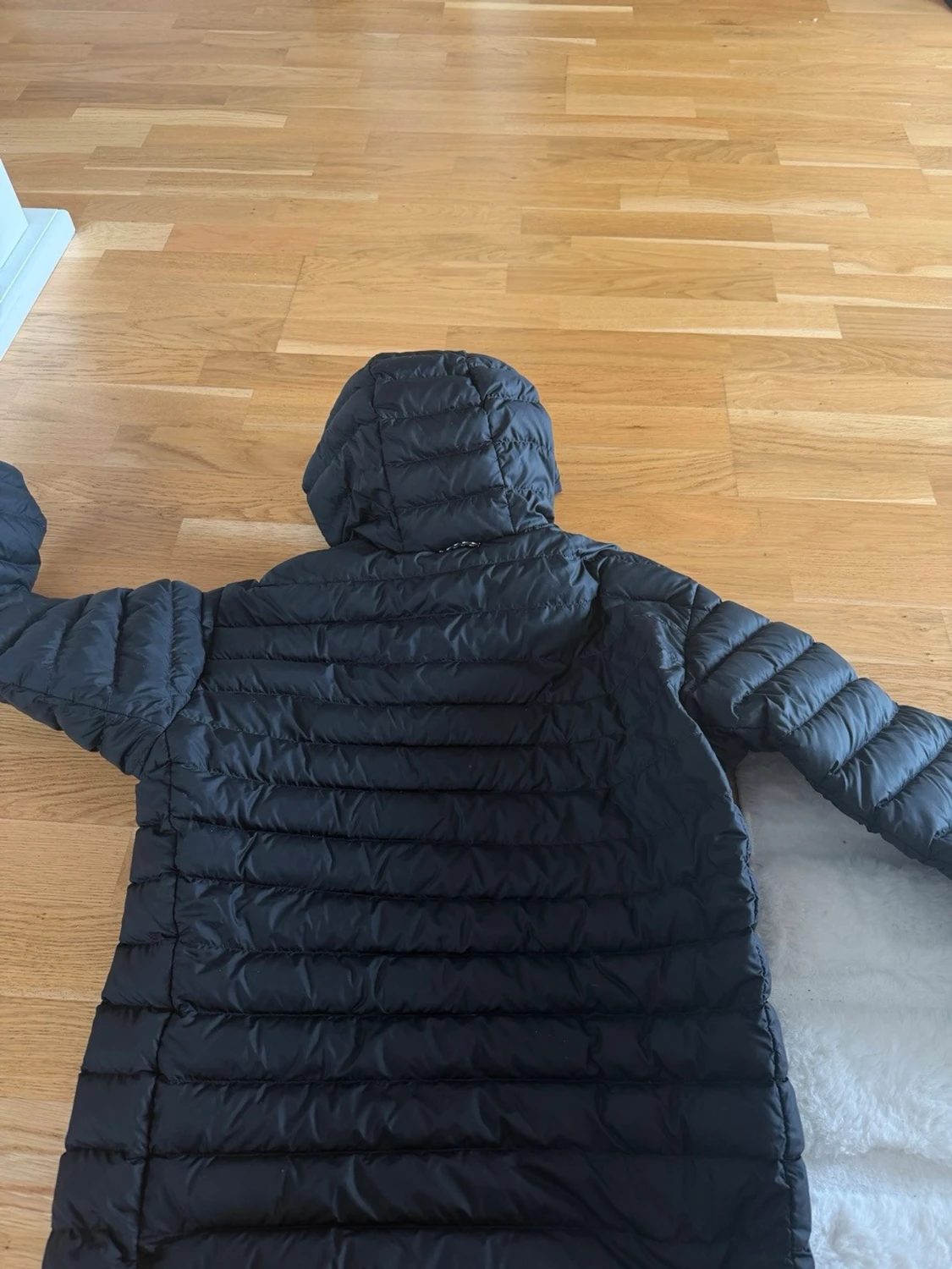 Svart dunjacka från Peak Performance - 1