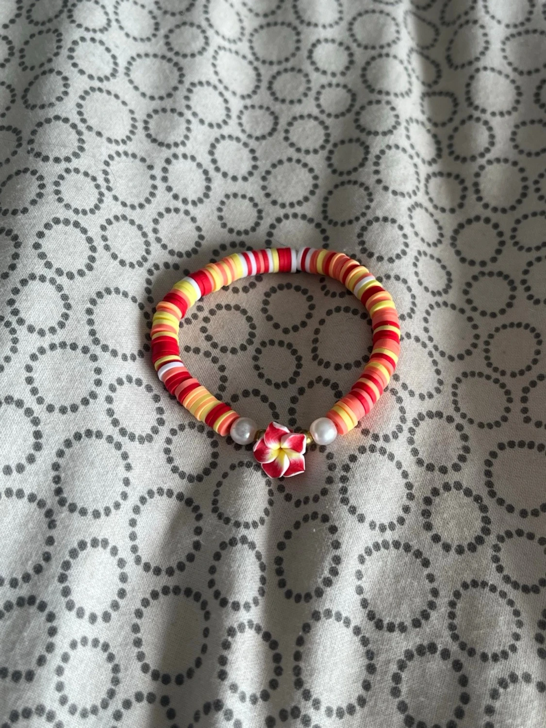 Färgglatt pärlarmband med blomma