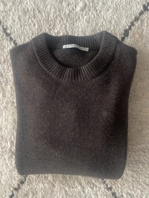 A days march tröja  - Skit najs stickad tröja från A Day’s March. Tjock o skön men andas bra så blir inte för varm. Endast använd ett par gånger, nästinintill nyskick. Se sista bilden för att uppskatta färgen bättre. Storlek S, passar även M. Nypris 1600kr.