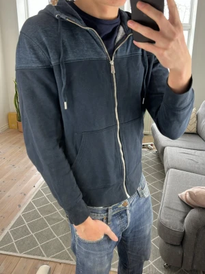 Zip Hoodie unik  - Unik och extremt snygg! Mått: A:46 B:42 C:39 D:60 (cm) Färg-svart/grå. Skriv vid fundering! 🙌