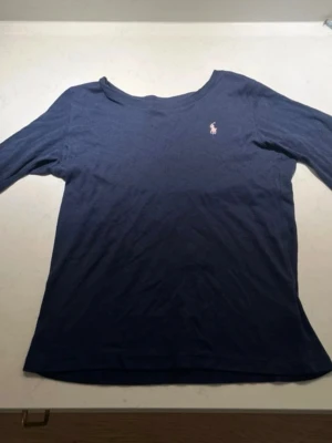 Mörkblå Ralph Lauren långärmad - Säljer denna mörkblå barn Ralph Lauren långärmad i mycket bra skick! Den är i storlek barn L (14-16). Original priset är ungefär 600kr. Pris kan diskuteras!💕