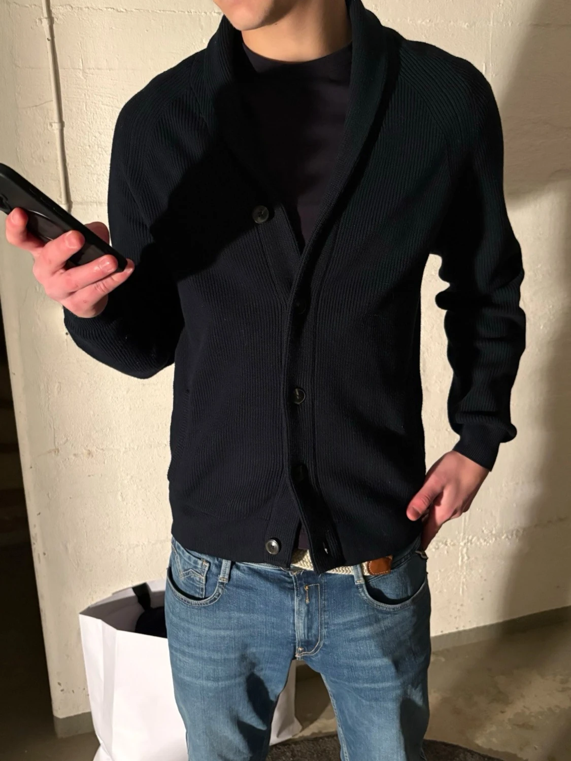 Mörkblå ribbad kofta med sjalkrage