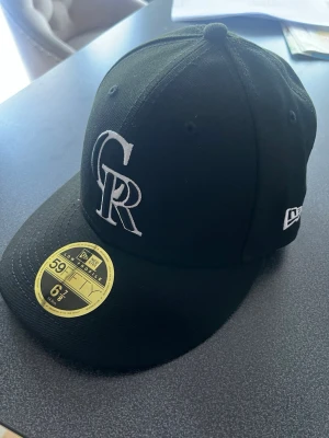 Helt ny 59FIFTY - Hej! Säljer en helt ny 59FIFTY low profile Colorado Rockies keps köpt från New Era, storlek 6 7/8 som motsvarar 54,9cm. Den är somsagt helt ny men den var för liten, nypris är 400kr, hör av er vid frågor eller funderingar//Daahlgren.resell🌟