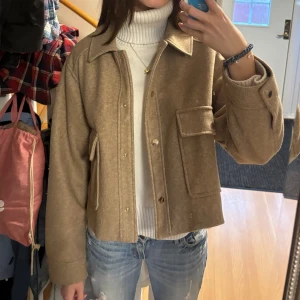 Brun höstig kappa - Mysig kappa från Zara som är perfekt under hösten💕 står storlek xl men passar mig som har xs-s så väldigt liten i storleken, skulle säga att den passar xs-m💕 knappt använd alls