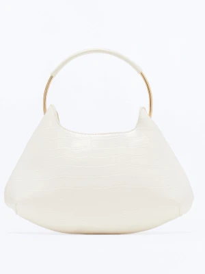 Vit  handväska med guld detaljer - Stilren vit handväska i croco-mönstrat konstläder med halvcirkelformat metallhandtag i guld. Aldrig använd, kommer nyplastad och i orginalförpackning