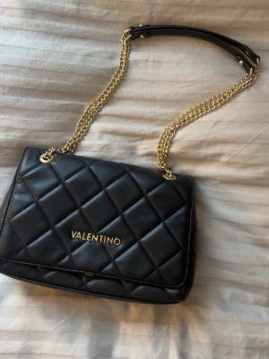 Valentino väska  - Svart Valentino väska med guld detaljer, ordinarie pris 1400 kr