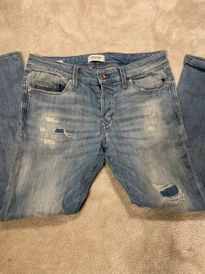 Jack n Jones jeans 👖  - 8. Säljer dessa feta Jack n Jones jeans med sköna slitningar. Moddelen är Slim/Glenn och storleken är W30 L31 