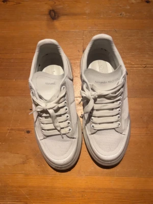 Skor Alexander mcQueen - De är använda men tagit hand om bra som kan se på bilderna . Liten defekt då texten har gått halvt bort på en sko bara på tungan på skon. Annars exakt samma som köptes. Säljs för växt ut den . Storlek 40 men passar 42