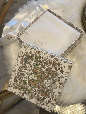 Dior plånbok - Säljer en Dior plånbok i det klassiska mönstret med gulddetalj framtill. En tidlös och fin modell som passar till allt. (Saddle Cosmos Zipped Card Holder) Aldrig använd. Kvitto finns och den kommer med box samt tillbehör.  Hör av dig vid intresse 💌