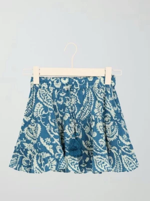 Blåvit kortkjol med tofsar - Säljer en blåvit kortkjol med paisley-inspirerat mönster och dekorativa tofsar framtill. Kjolen har resår i midjan och är gjord i ett lätt och luftigt bomullstyg, perfekt för varma dagar. Den passar xxs, skriv vid frågor och intresse (andvänd fåtal gånger)