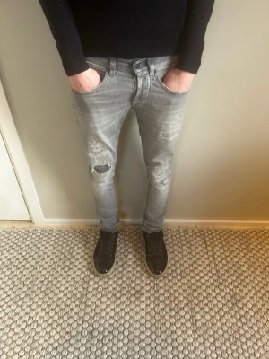 Gråa dondup George jeans  - Säljer nu ett par riktigt feta jeans från dondup. Modell George Skinny fit. Jeansen är hyfsat nya och har inga defekter. Pris kan diskuteras! 