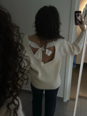 Ny stickad tröja från Gina Tricot – med öppen rygg & rosett - Säljer en superfin stickad tröja från Gina Tricot. En tröja som verkligen gör det lilla extra tack vare den öppna ryggen och den fina rosettdetaljen. Perfekt både till vardags med jeans och till festligare tillfällen när du vill känna dig lite extra fin ✨  Färg: Krämvit / offwhite Detalj: Öppen rygg med dekorativ rosett Skick: Helt ny – endast testad, aldrig använd Ord pris: 500kr   Säljes då den tyvärr inte kommit till användning. Hör gärna av dig vid frågor!
