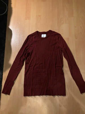 Vinröd stickad tröja Samsøe Samsøe - Vinröd stickad tröja från Samsøe Samsøe med rund halsringning och långa ärmar. Tröjan har en enkel, stilren design och är tillverkad i ett mjukt, tunt material som passar perfekt till lager-på-lager. Perfekt för dig som gillar minimalistisk stil.