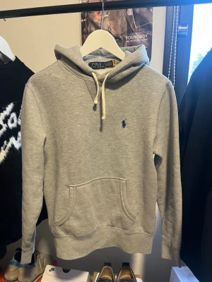 Grå hoodie från Ralph Lauren - Snygg grå ralph lauren hoodie i sjukt bra skick. Nastan som nyskick. Strl xs. Fraktar samma dag