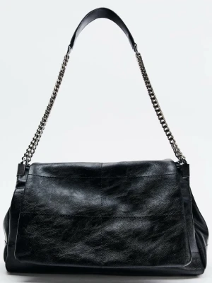 Svart axelväska från Zara  - Snygg svart axelväska. Köpt från Zara för 399 kr. Får plats med mycket saker i väskan❤️