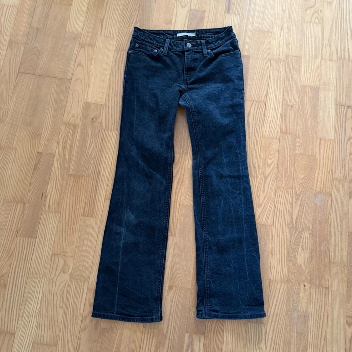 lågmidjade bootcut jeans från levis