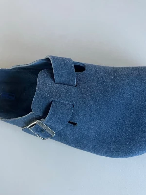 Birkenstock Boston navy  tofflor i mocka - Helt nya/oanvända Birkenstock Boston Navy storlek 44 i suede. Mjuk fotbädd med extra skuminlägg. Normal fot. Normal i storlek. Nypris 1900:-. Först till kvarn!