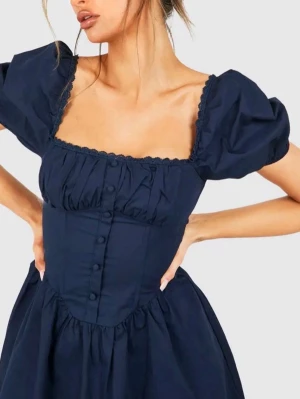 Mörkblå kortklänning  - Superfin mörkblå klänning med puffiga kortärmar som även går att ha offsholder. Perfekt till sommarn!💗💗💗💗💗stolek 38 men passar även 36 skulle jag säga 