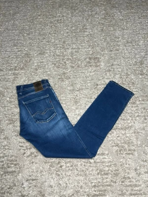 Replay Anbass  - Hej jag säljer ett par Replay Anbass hyperflex jeans. Jeansen i riktigt snygg marinblå färg perfekt för dig som vill ha ett par kvalitetsjeans med grym passform samt bra stretch. Nypris ≈2000kr, vårat pris 599kr.  Skick: 9/10 Storlek: W32L34 Midja: 42cm Lår: 26cm Ytterlängd: 107cm Innerlängd: 84  Skriv gärna om du vill ha fler bilder eller har frågor!