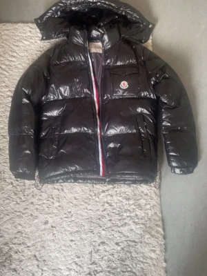 Monclear jacka  - Säljer en snygg Moncler-jacka i mycket bra skick. Jackan är varm, lätt och perfekt för kalla dagar. Klassisk modell med stilren design som passar både till vardags och finare tillfällen.