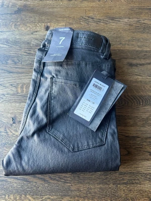 Svarta skinny byxor från Vero Moda - Säljer ett par svarta skinny byxor från Vero Moda med klassisk femficksdesign. Byxorna har en snygg, slät finish och är tillverkade i stretchigt material som sitter tight och bekvämt. Perfekta för dig som gillar en stilren look.