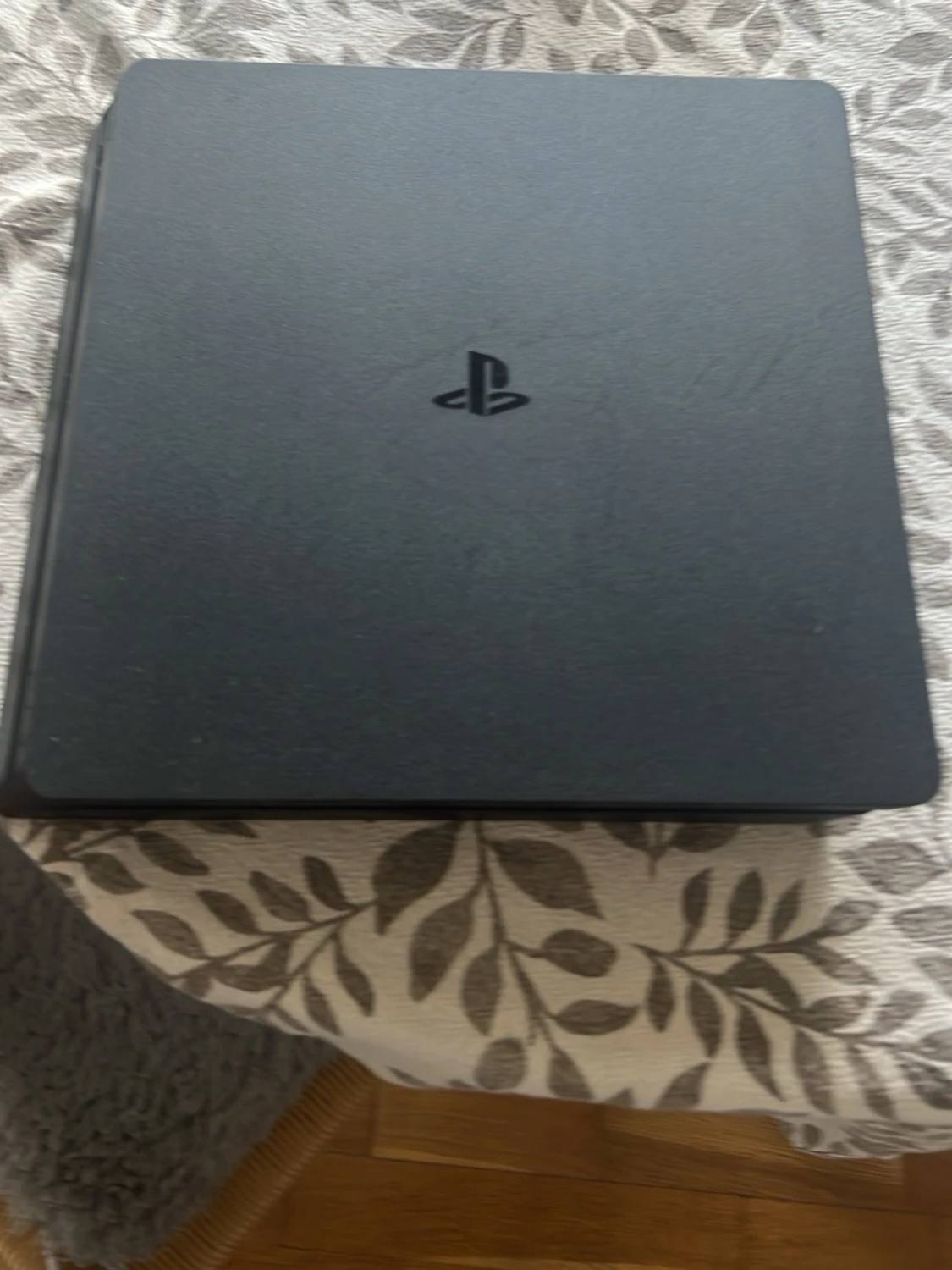 PlayStation 4 Slim svart konsol
