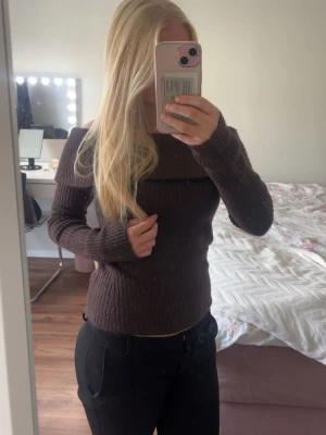 Mörkbrun ribbstickad tröja - Säljer då jag knappt använt och kommer inte använda mer då den är för liten 