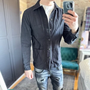 Bomull overshirt - Mycket bra skick, inga defekter! Passar dig som är mellan 175-185cm ungefär. Modellen är 185 cm, 75kg. Passar bra nu till våren! Skriv för mer information!🤝