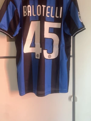 Inter Milan tröja Balotelli #45 - Säljer en blå och svart randig Inter Milan matchtröja med Balotelli och nummer 45 på ryggen.  Storlek M men kan passa som S också