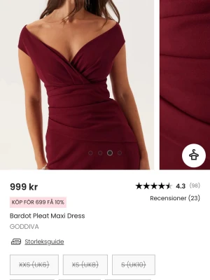 Slutsåld Vinröd klänning från Bubbleroom - Elegant vinröd Bardot långklänning från Bubbleroom med omlott-detaljer och v-ringad offshoulder-design. Klänningen har figurnära passform och draperad midja som framhäver siluetten. Perfekt för dig som vill ha en stilren och lyxig look till balen. Har endast varit använd på baldagen förra året!! Slutsåld i nästan alla storlekar på hemsidan