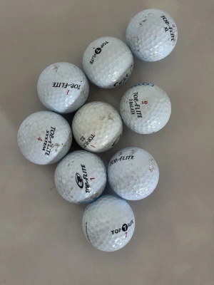Golfbollar Top Flite 9-pack - Säljer ett 9-pack vita golfbollar från Top Flite. Klassisk rund form och tillverkade i slitstarkt material, perfekta för dig som vill fylla på golfbagen. Alla bollar har Top Flite-logga och siffror tryckta på sig.