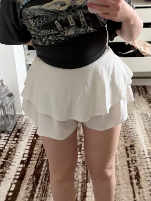 Kjol med shorts - M - Kjol med shorts under storlek M pris 30kr